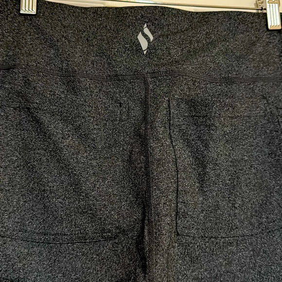 Sketchers athletic pants with back and side pockets. Washed but never worn.large - Picture 2 of 3